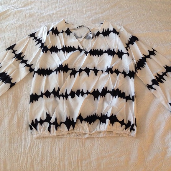 Restocked! Sexy Black & White criss cross top - Picture 4 of 5