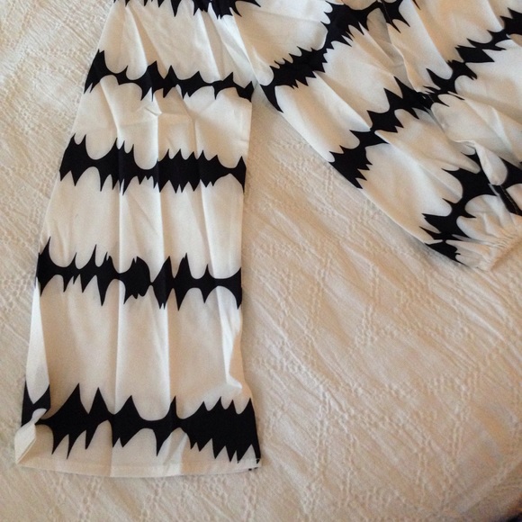 Restocked! Sexy Black & White criss cross top - Picture 5 of 5