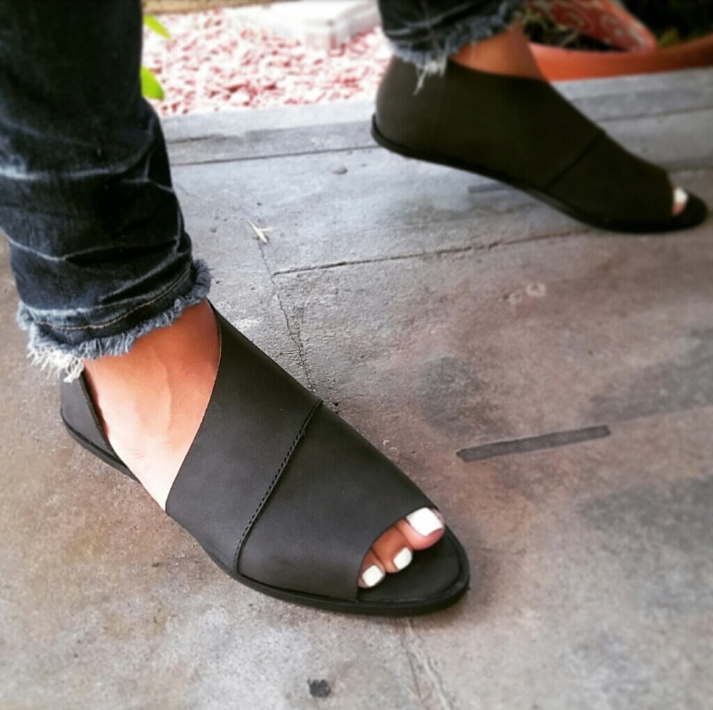 LAST PAIR!!//The Olive//Black open toe Flat/Sandal - Picture 4 of 4
