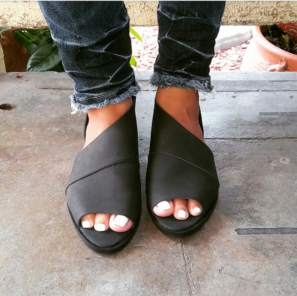 LAST PAIR!!//The Olive//Black open toe Flat/Sandal - Picture 3 of 4