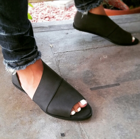 LAST PAIR!!//The Olive//Black open toe Flat/Sandal - Picture 4 of 4