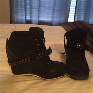 Platform black sneakers