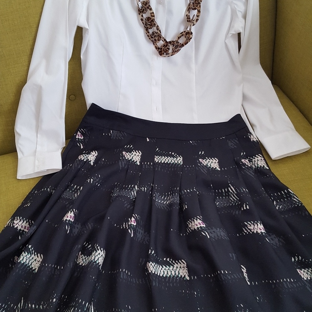 Beautiful DKNY size 6 100% silk skirt NWOT