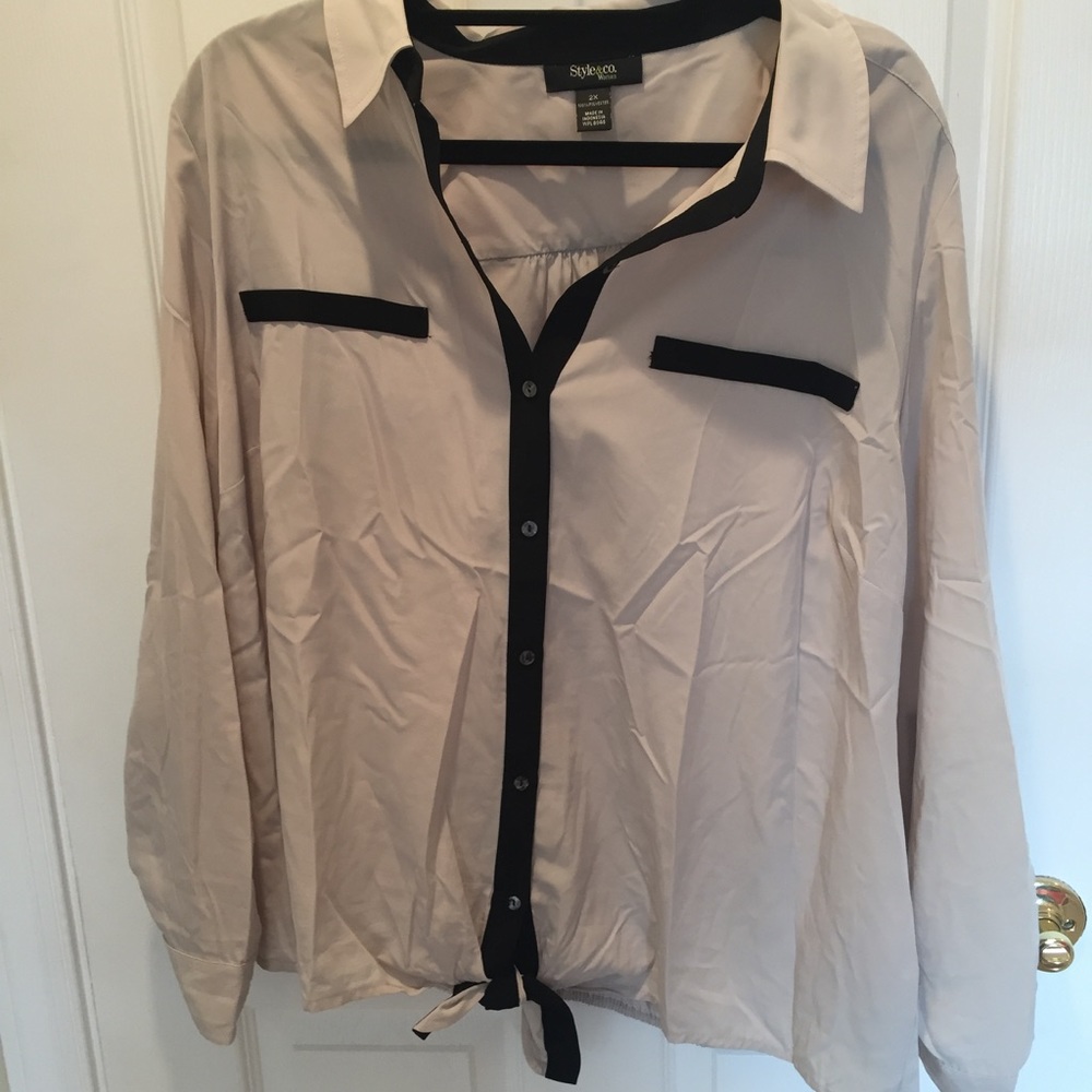 EUC-Style&Co-Cute tied tan/black accented blouse