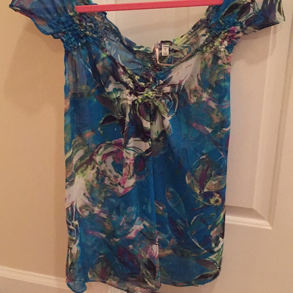 GORGEOUS Buckle top!