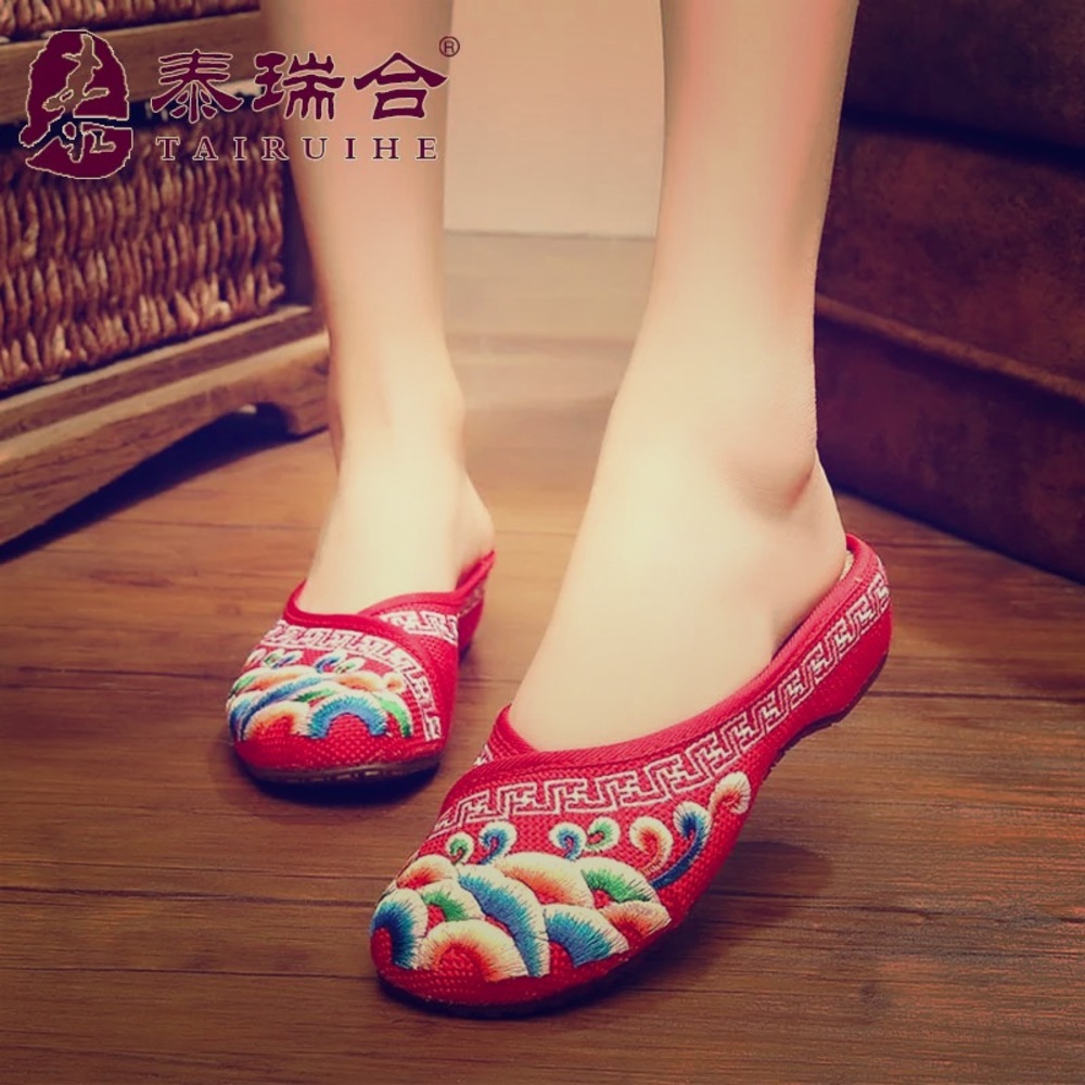 Chinese style slip on shoes with embroidery detail