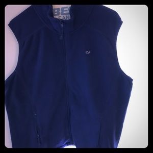 Lightly worn vineyard vines fleece vest!