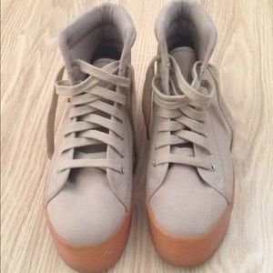 Tan HOMG jc play platform sneakers