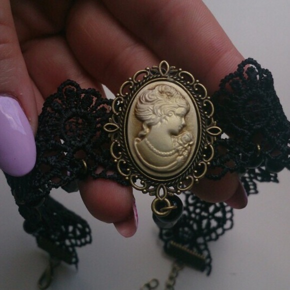 (S1) Cameo Choker - Picture 5 of 8