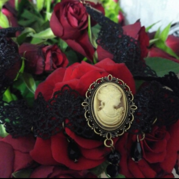 (S1) Cameo Choker - Picture 6 of 8