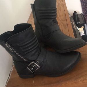 Short black boots w buckle