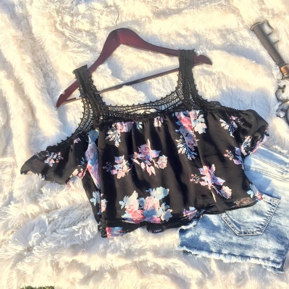 Rue 21 Black w Roses Crop Top Small NWOT - Picture 1 of 3