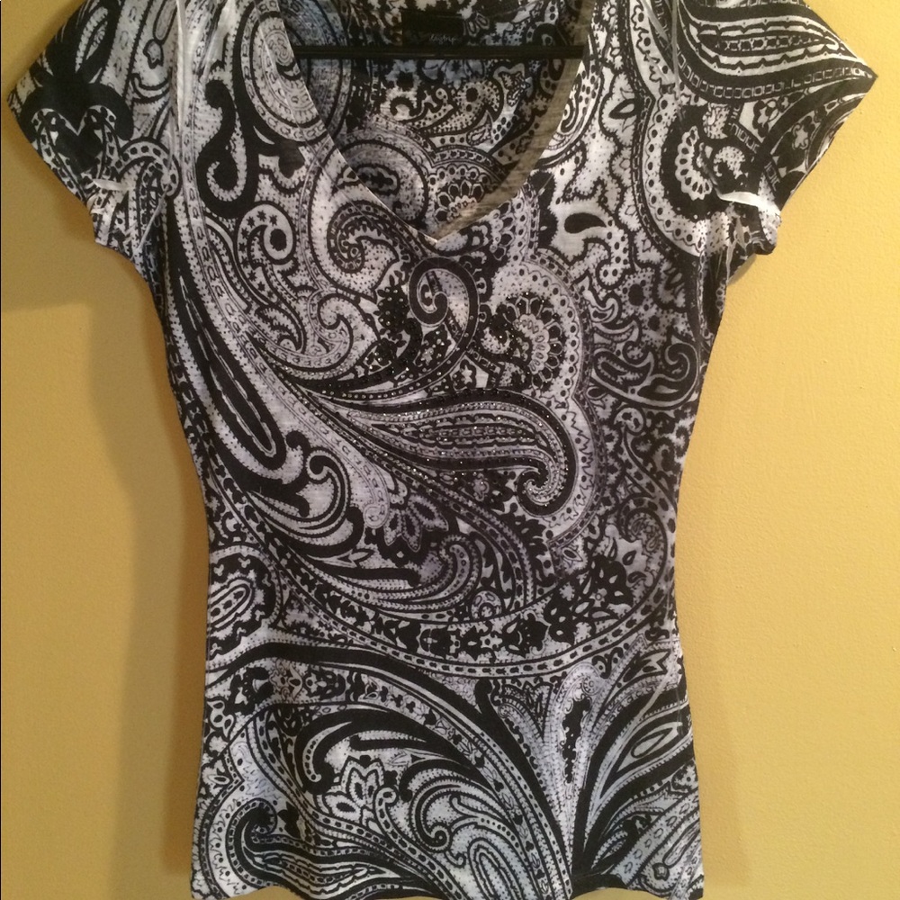 Buckle Daytrip V-Neck Tee with Embellishment, S