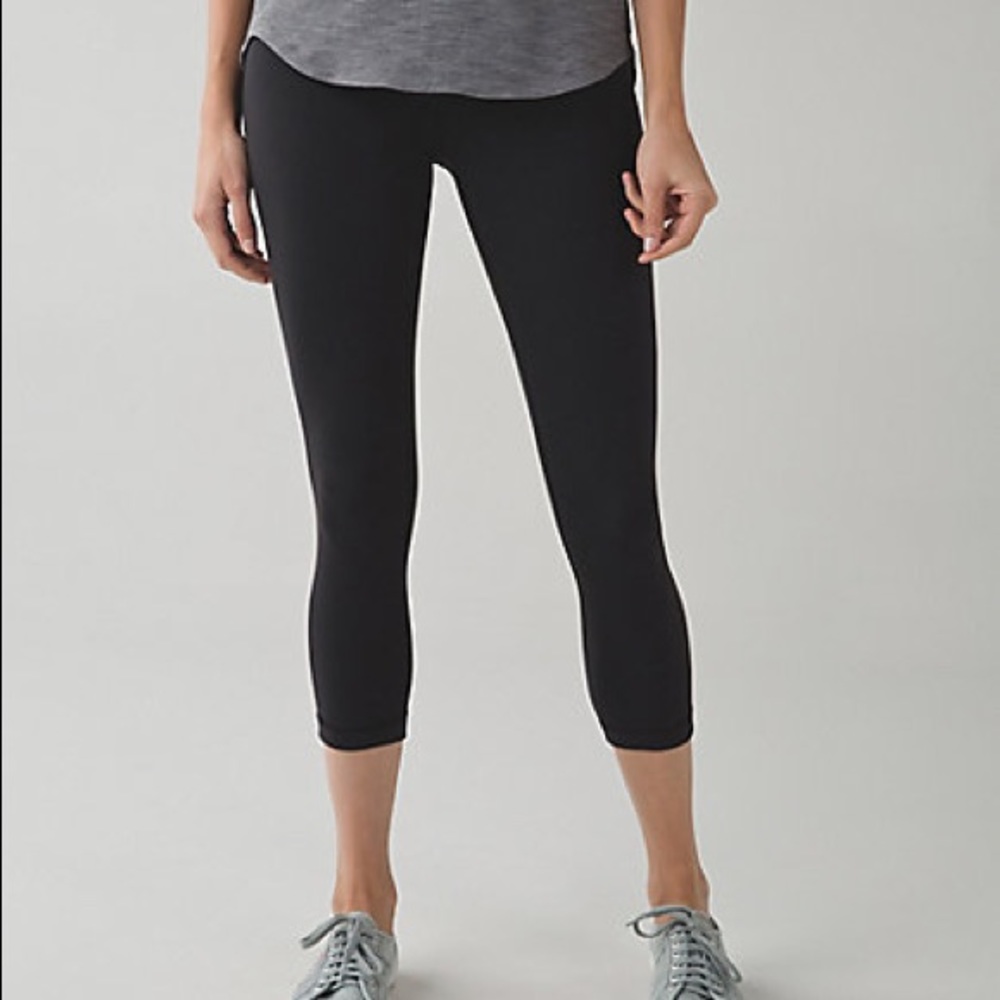 Lululemon black wonder under size 6