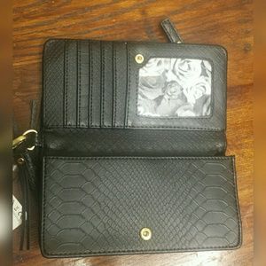 Adrienne Vittadini Studio Charging Wallet in Black