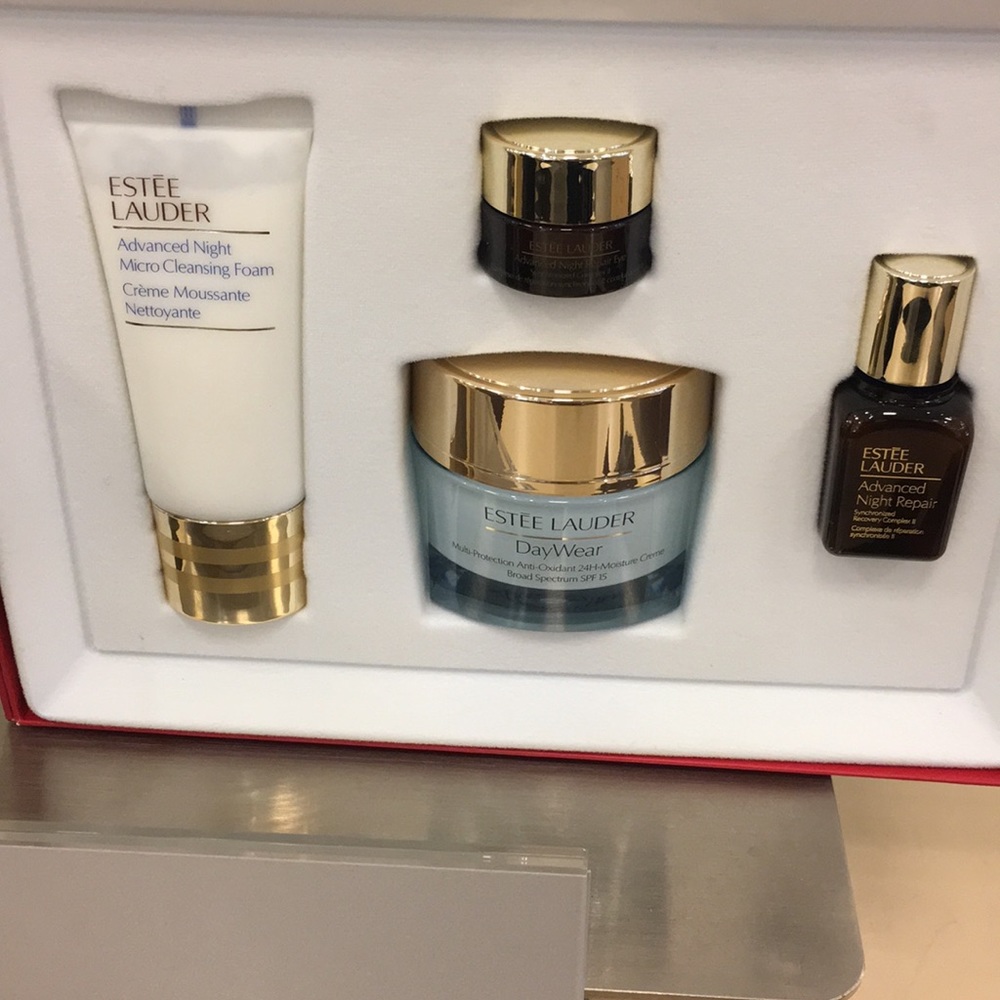 Estée Lauder Day wear set