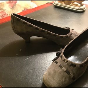 Classy gray suede pumps