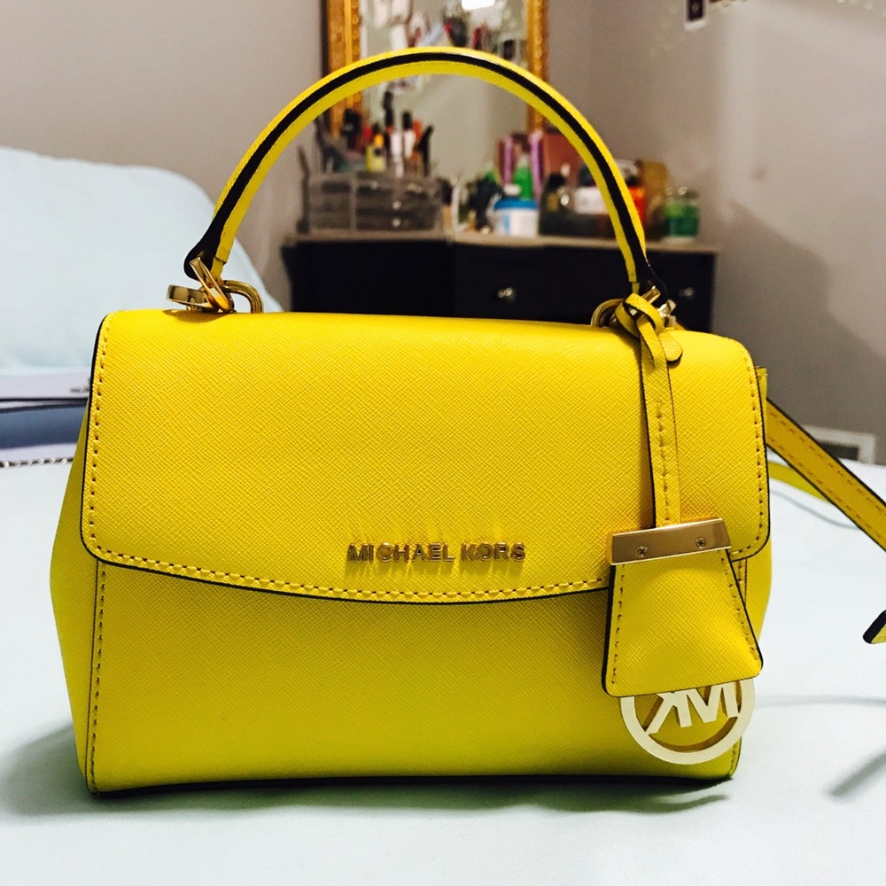 *SOLD* MICHAEL KORS
