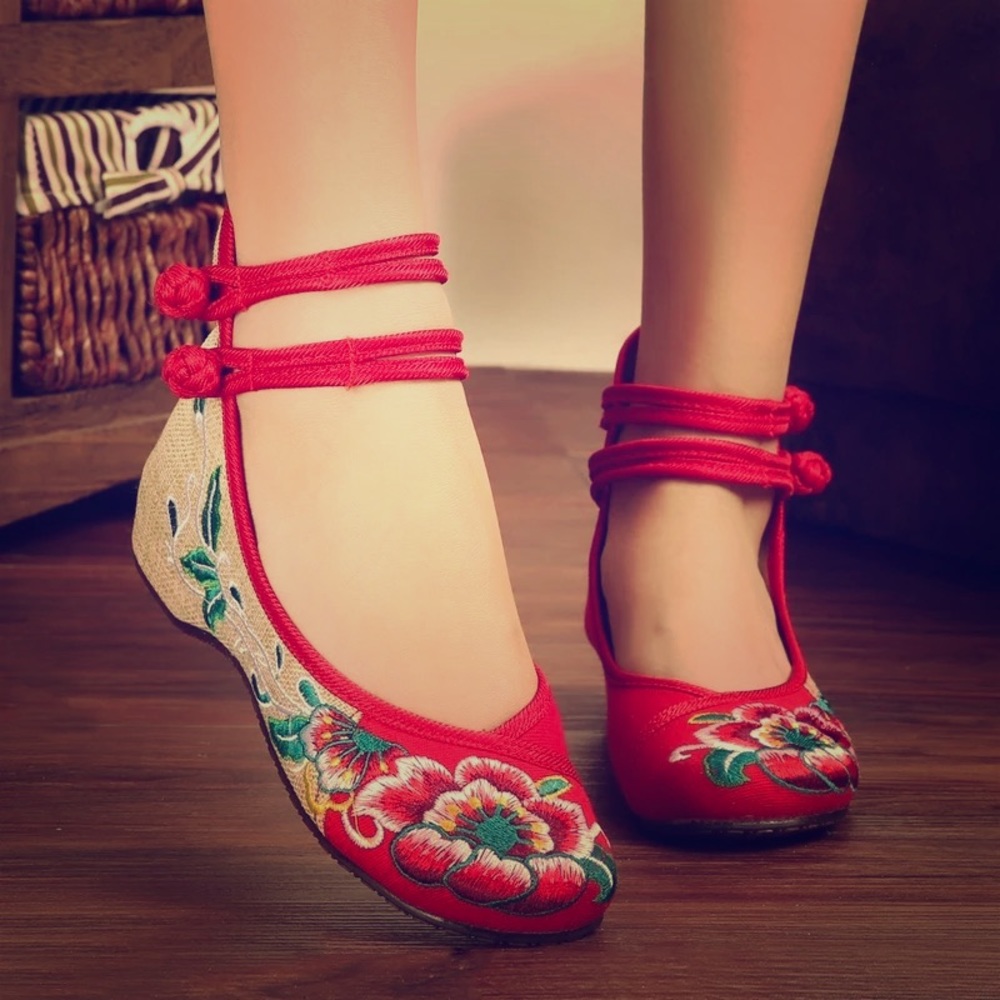 Hand made flat shoes with embroidery details