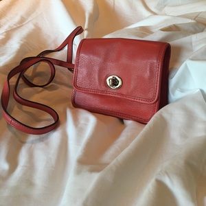 Cute Coach crossbody, can be made into clutch!!