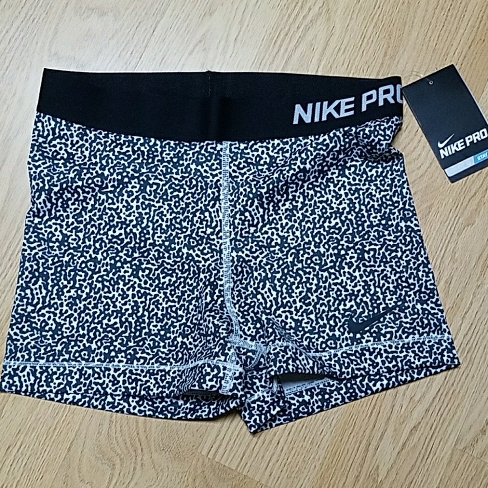 SOLD Black & White Nike Pro Shorts Size Medium
