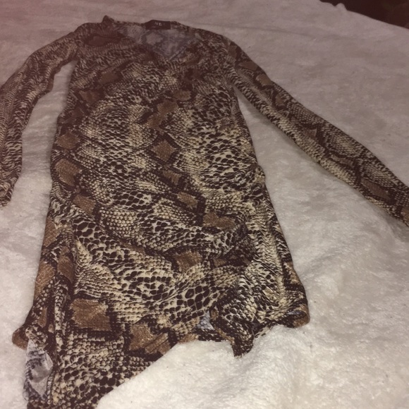 Snakeskin print ruched mini dress - Picture 3 of 3