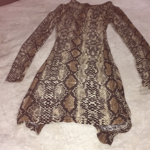 Snakeskin print ruched mini dress - Picture 2 of 3