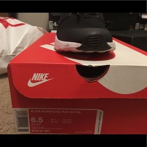 Nike air huaraches black and white size 6.5 women