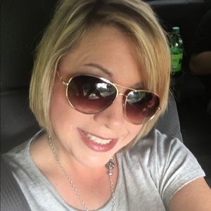 Meet your Posher, Tecia