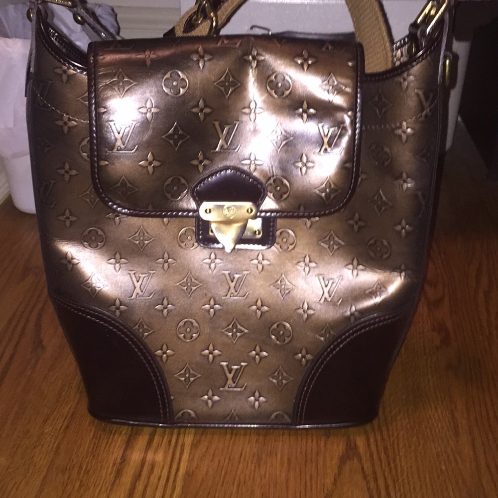 AUTHENTIC AND IN STYLE Louis Vuitton Purse