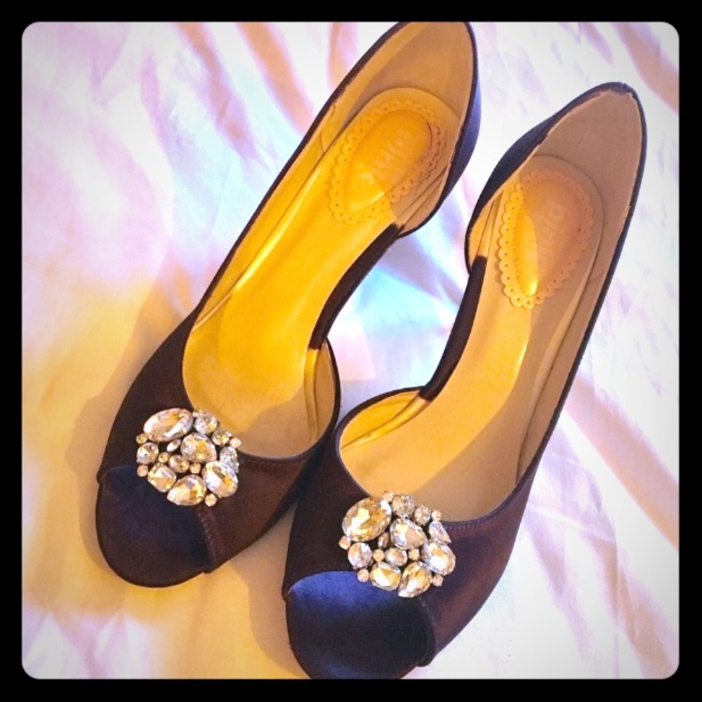 BRIDAL SHOES w/rhinestone broach dark purple color