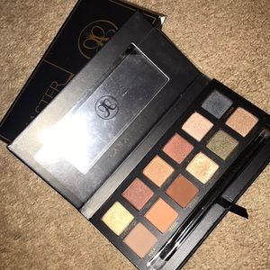Authentic limited edition Master palette by mario