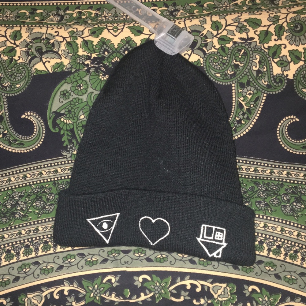 black graphic beanie🍒