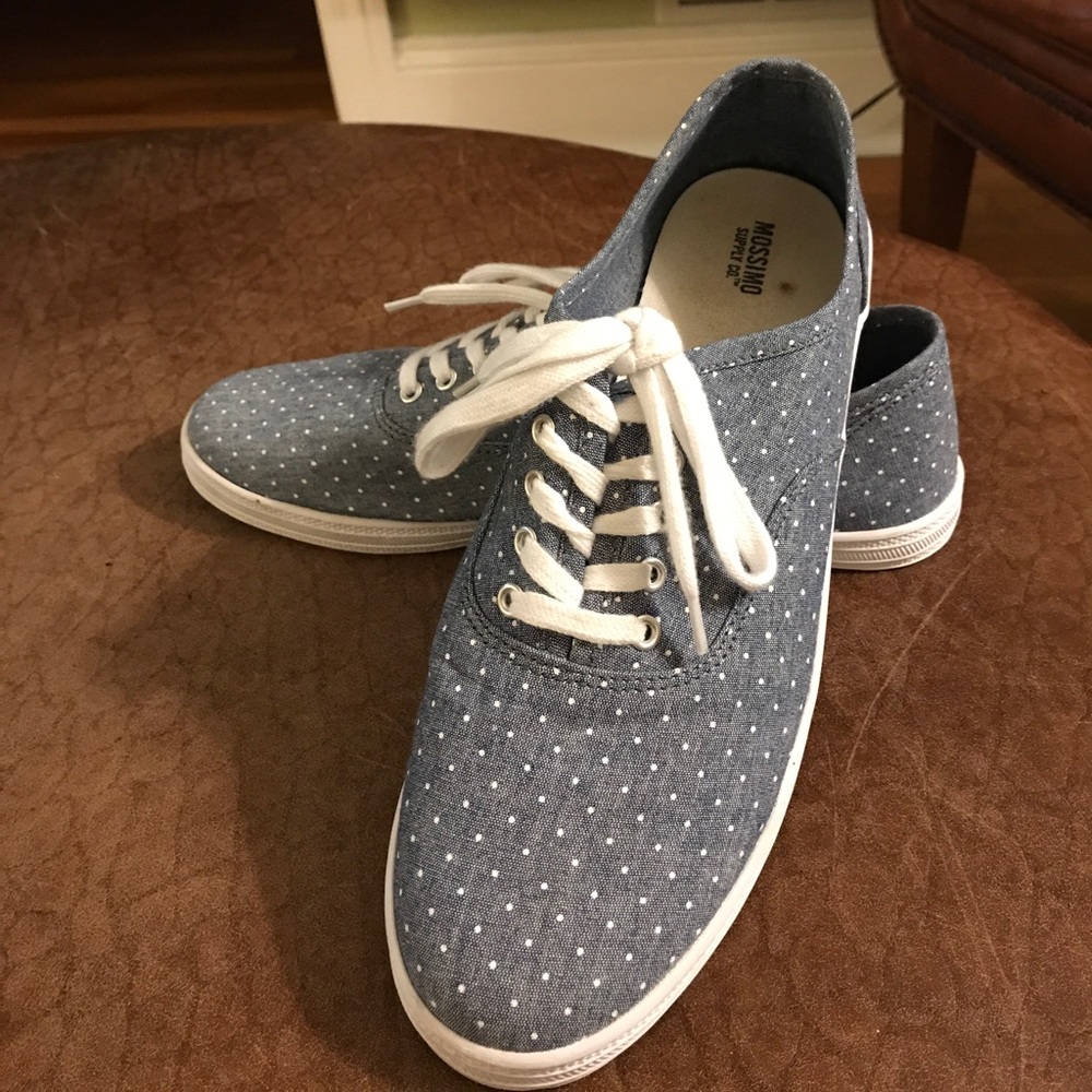 Blue & white dotted canvas shoe