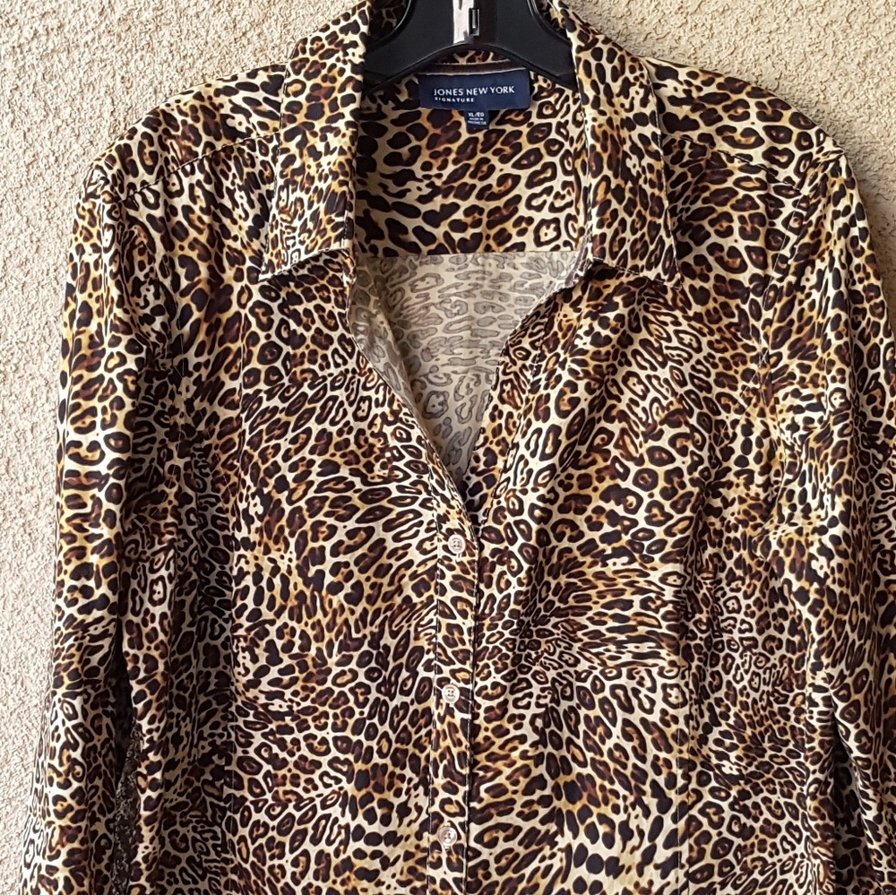 Exotic jaguar print Jones New York blouse EUC