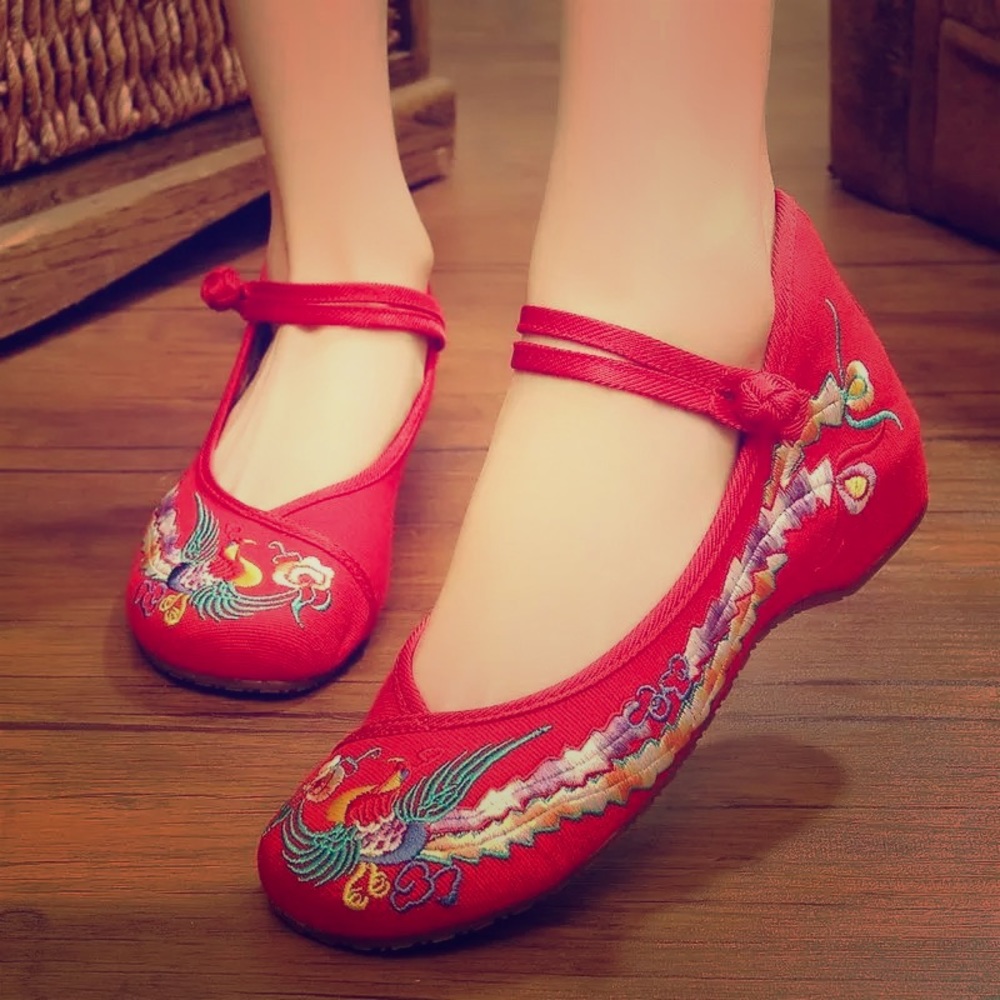 Hand made flat shoes with embroidery details