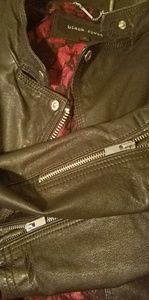 Women’s (M) short Black leather jacket w/ zippers