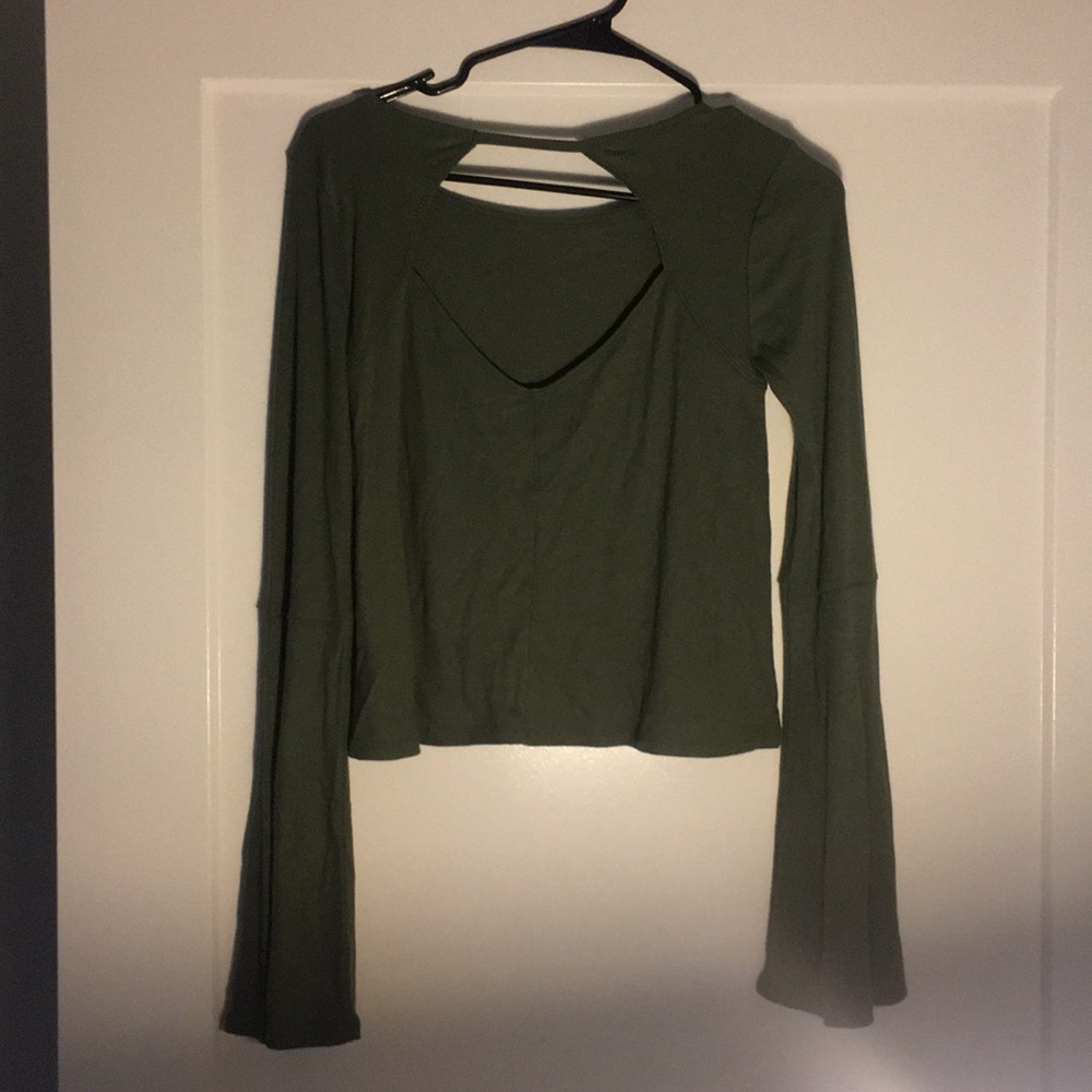 Bell sleeve shirt w back cut out detail