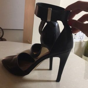 Pumps with ankle detail