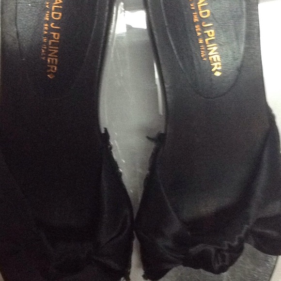 Donald J Pliner Slides - Picture 2 of 4