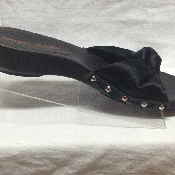 Donald J Pliner Slides - Picture 3 of 4