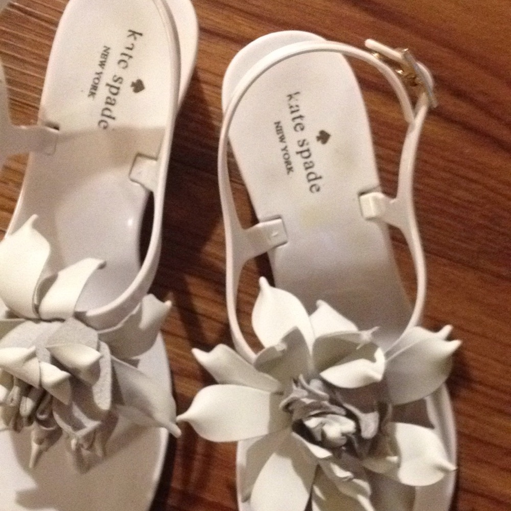 Kate Spade sanders free flow flower