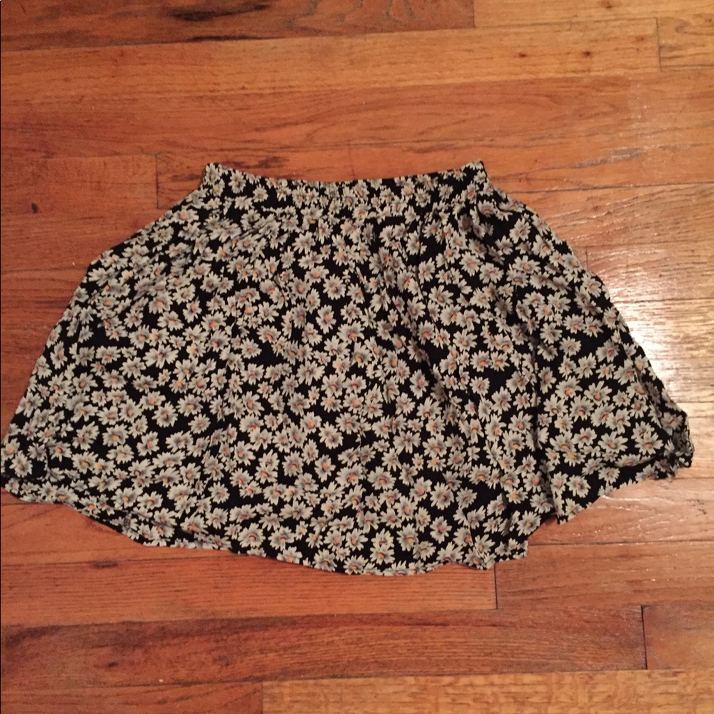 Brandy Melville Daisy Skater Skirt