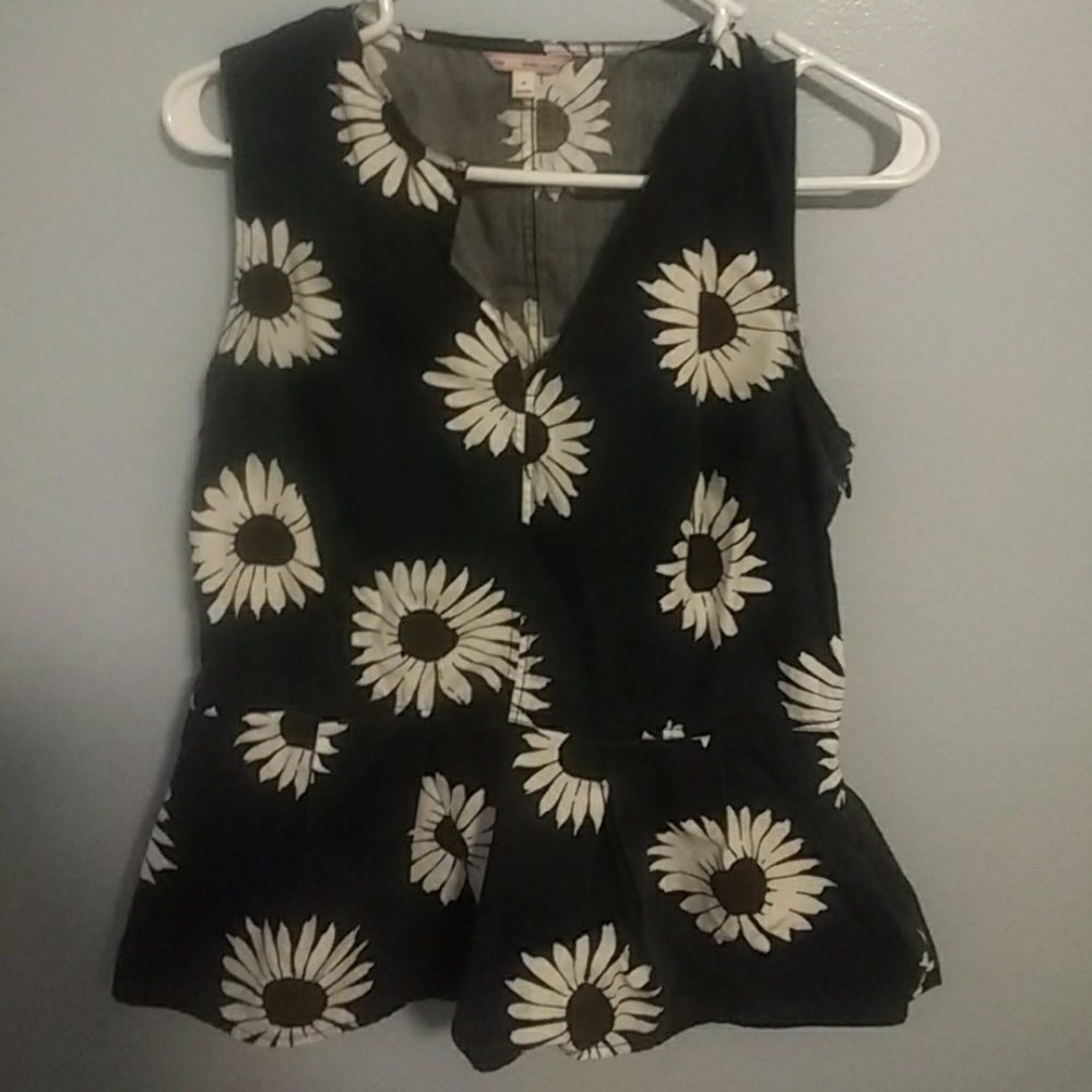 Adorable Gap Daisy Top