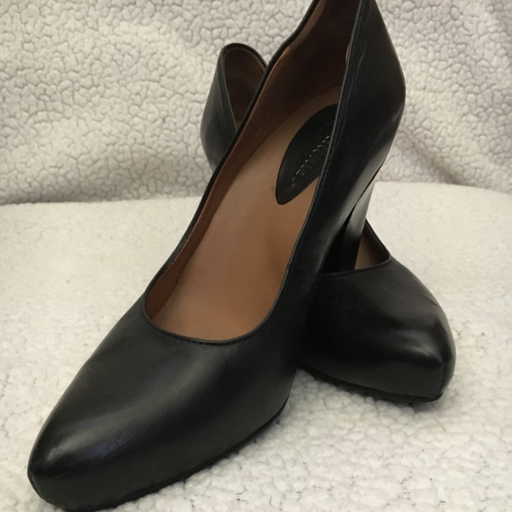 Earthies black leather pumps!👠👠