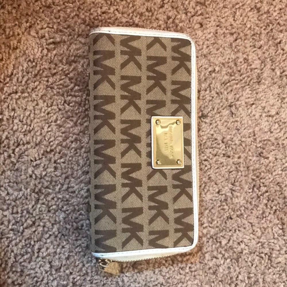 Micheal Kors Wallet💙