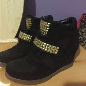 cute black and gold studded wedges!