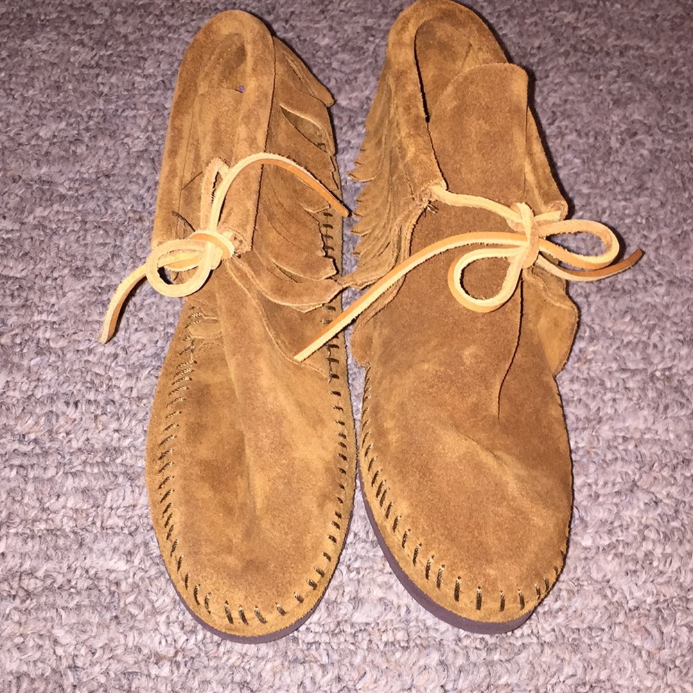 *SOLD* Minnetonka fringe booties size 6 NWOT