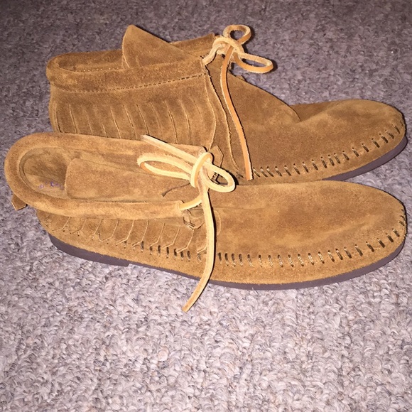 *SOLD* Minnetonka fringe booties size 6 NWOT - Picture 2 of 8