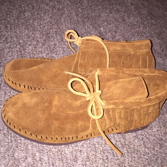 *SOLD* Minnetonka fringe booties size 6 NWOT - Picture 3 of 8